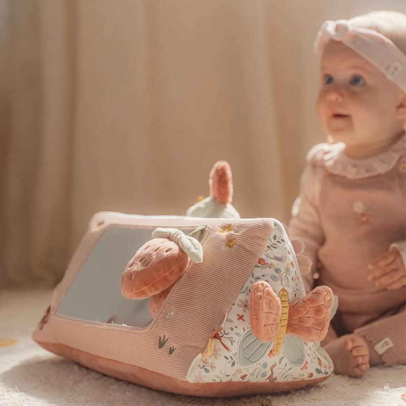 Ontdek de Little Dutch activiteitendriehoek fairy garden! Met diverse texturen, knisperende blaadjes en een spiegeltje stimuleert het de motorische vaardigheden van je kleintje. Ideaal als kraamcadeau! VanZus