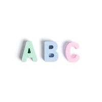Leer het alfabet kennen met dit leuke alfabet stoepkrijt van het merk TWEE. Deze stoepkruit letters hebben verschillende kleuren en zijn handgemaakt. Met deze toffe set kan je kindje de mooiste creaties op straat tekenen en tegelijkertijd het alfabet leren. VanZus