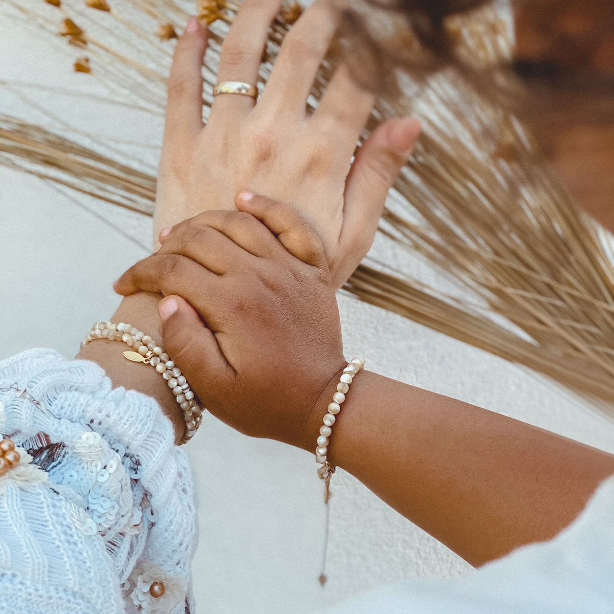 Hoe lief is dit? De me and mom armbanden set in de variant dark shell kan je deze met je kleintje! In deze lieve set zitten twee armbandjes. Met 24-karaats vergulde koperen onderdelen zijn het unieke armbanden, een symbool van jullie onvoorwaardelijke liefde en bijzondere band. VanZus