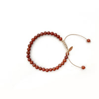 Hoe lief is dit? De me and mom armbanden set in de variant red jasper kan je deze met je kleintje! In deze lieve set zitten twee armbandjes. Met 24-karaats vergulde koperen onderdelen zijn het unieke armbanden, een symbool van jullie onvoorwaardelijke liefde en bijzondere band. VanZus