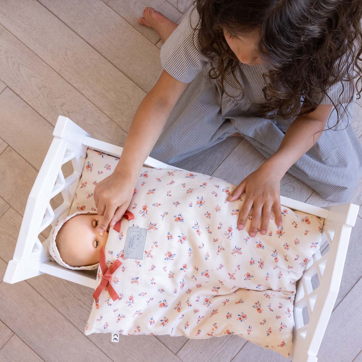 Het Harlequin poppenbed van Cam Cam Copenhagen is een miniatuur bedje geïnspireerd op de iconische Harlequin-collectie. Materiaal: FSC-gecertificeerd MDF, voor poppen van 38-44 cm. Combineer met kinderstoel. VanZus