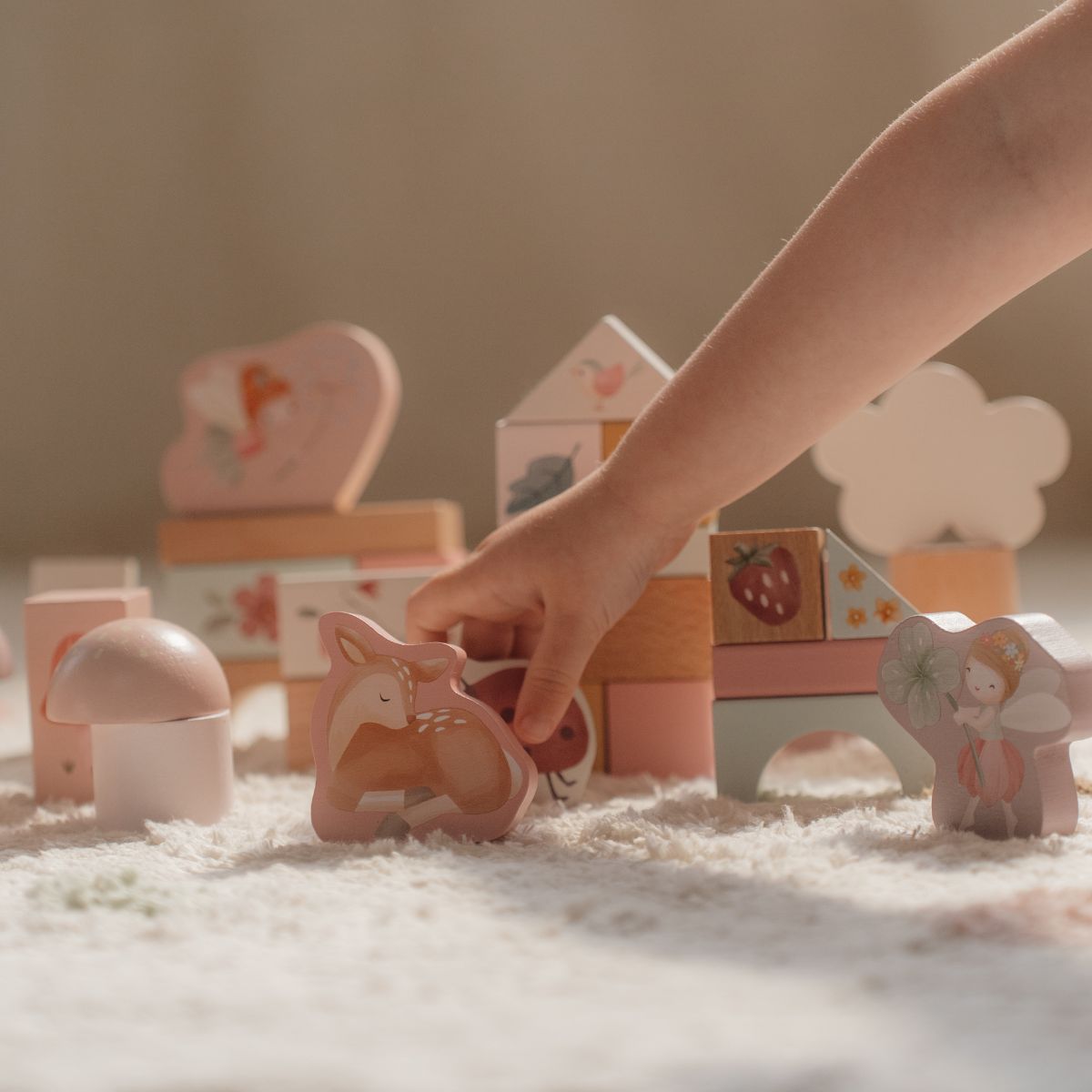 Voor kleine bouwers: de Little Dutch bouwblokken uit de fairy garden-collectie! Deze kleurrijke houten blokken stimuleren creativiteit en motoriek. Ideaal voor kinderen vanaf 2 jaar! VanZus