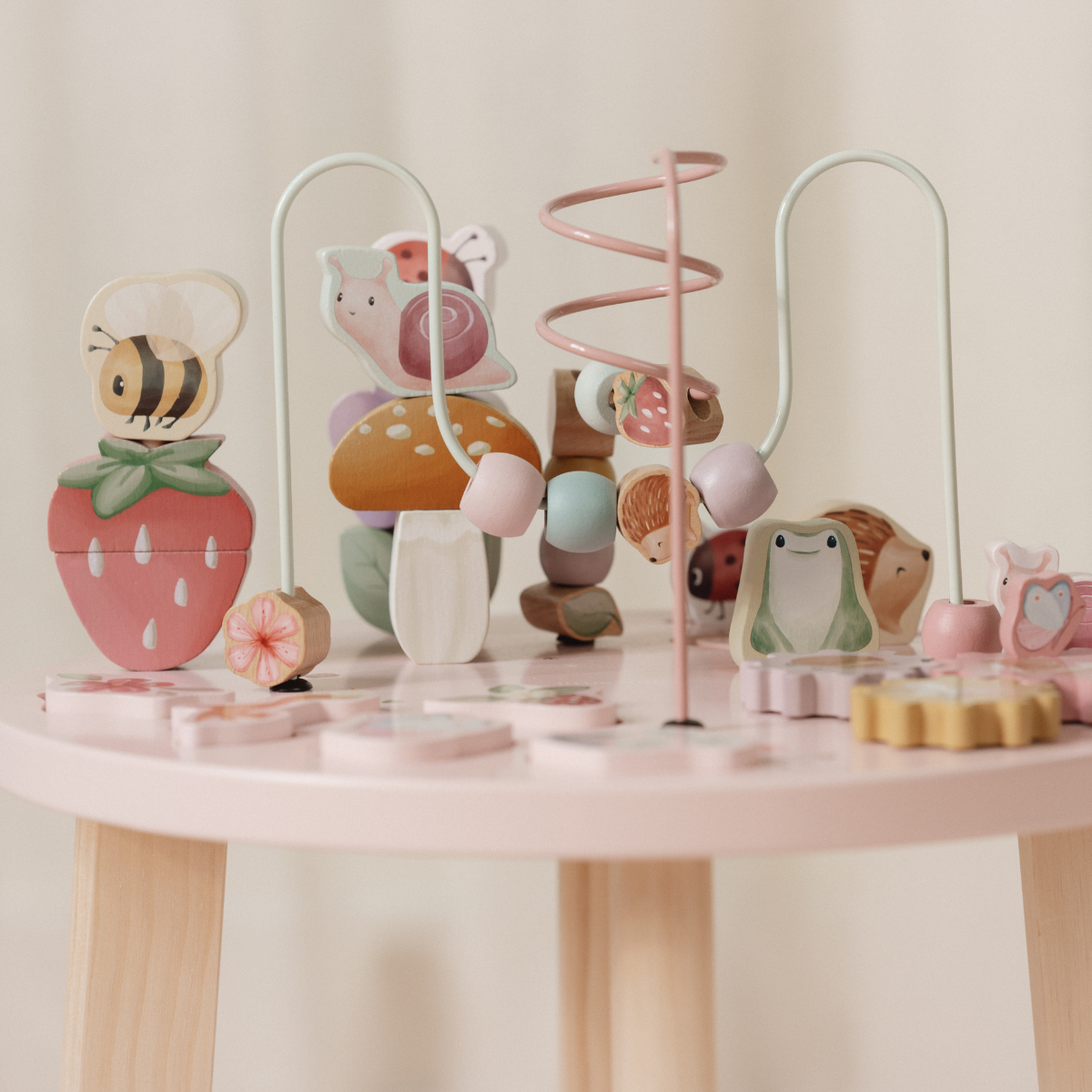 Ontdekken maar! De fairy garden activiteitentafel van het merk Little Dutch zit boordevol leuke spelletjes voor kleine ontdekkers. Ontwikkelen, spelen en plezier maken. VanZus