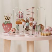 Ontdekken maar! De fairy garden activiteitentafel van het merk Little Dutch zit boordevol leuke spelletjes voor kleine ontdekkers. Ontwikkelen, spelen en plezier maken. VanZus