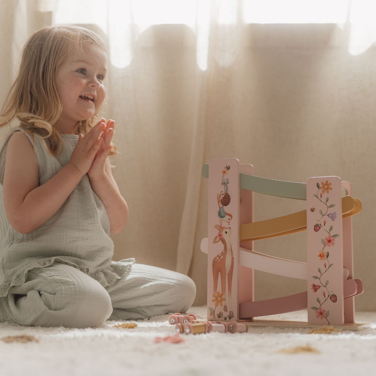 Geniet van uren speelplezier met de Little Dutch houten rollerbaan in het fairy garden-thema. Ideaal voor kinderen vanaf 18 maanden, met pastelkleuren en stevige constructie. VanZus