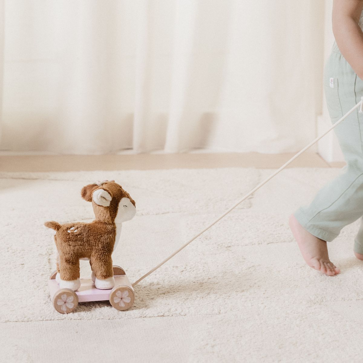 Laat je kleintje avontuurlijke wandelingen maken met het Little Dutch trekdier hert uit de fairy garden-collectie. Perfect voor jonge ontdekkingsreizigers, stimuleert het de motorische vaardigheden. VanZus