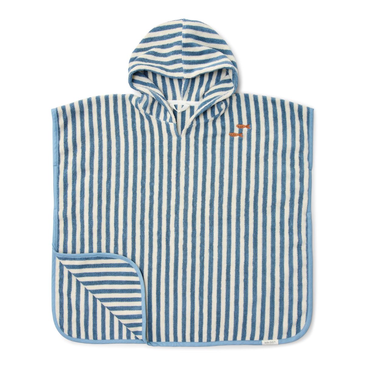 Lekker opdrogen en opwarmen doet je kleintje met deze badponcho in de variant ocean sea life ocean blue van het merk Little Dutch. Deze schattige badponcho is heerlijk zacht en ziet er ook nog eens heel schattig uit! VanZus