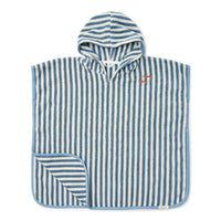 Lekker opdrogen en opwarmen doet je kleintje met deze badponcho in de variant ocean sea life ocean blue van het merk Little Dutch. Deze schattige badponcho is heerlijk zacht en ziet er ook nog eens heel schattig uit! VanZus