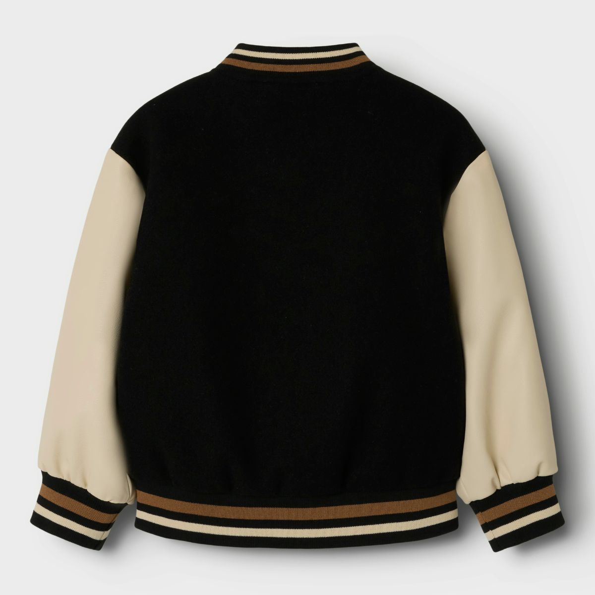 Je kind ziet er direct superstoer uit in dit momby varsity bomber jasje in de kleur black van het merk Name It. Dit jasje heeft een stoer varsity jacket design en houd je kindje lekker warm als het buiten wat frisser is. VanZus
