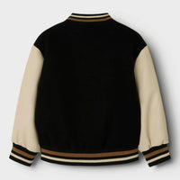 Je kind ziet er direct superstoer uit in dit momby varsity bomber jasje in de kleur black van het merk Name It. Dit jasje heeft een stoer varsity jacket design en houd je kindje lekker warm als het buiten wat frisser is. VanZus