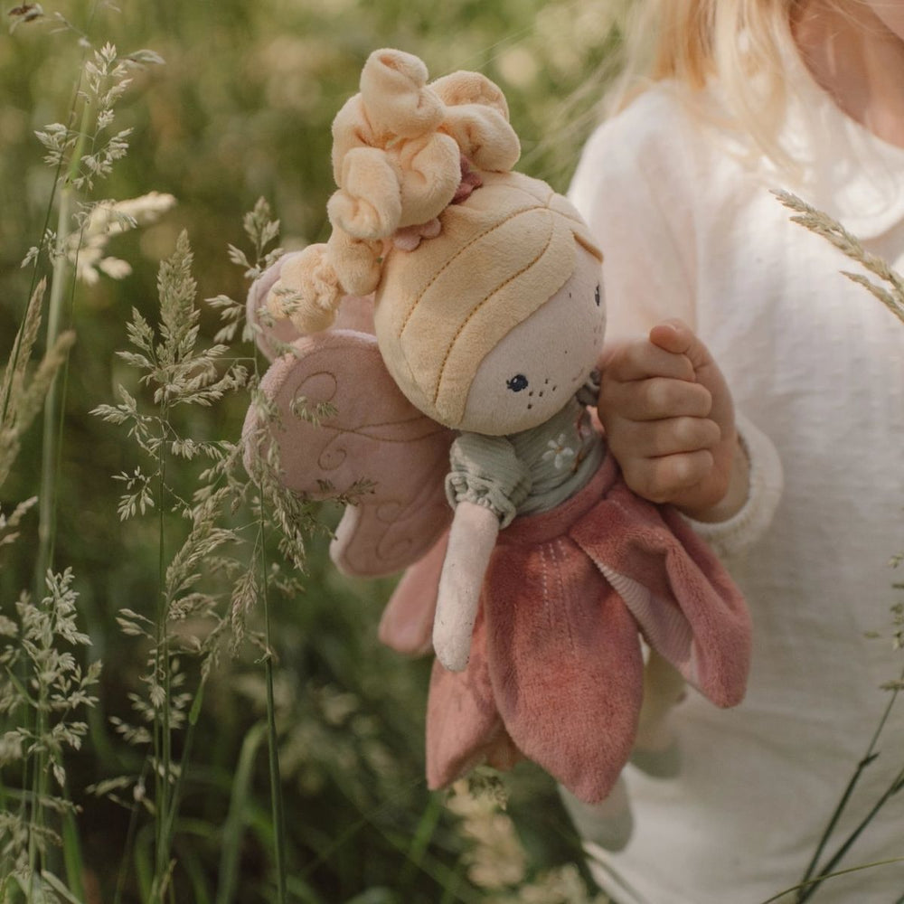 Little Dutch knuffelpop fairy Mila is een zachte fee met vleugeltjes, perfect voor kinderen van 1-6 jaar. Ideaal voor knuffelen en spelen. VanZus