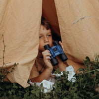 Laat kinderen de wereld op een nieuwe manier ontdekken met de Kidywolf kidybinoculars verrekijker! Deze speciaal ontworpen verrekijker biedt een 10x vergroting en een objectiefdiameter van 25 mm, zodat jonge ontdekkers alles haarscherp kunnen bekijken – van vogels in de tuin tot verre landschappen. VanZus