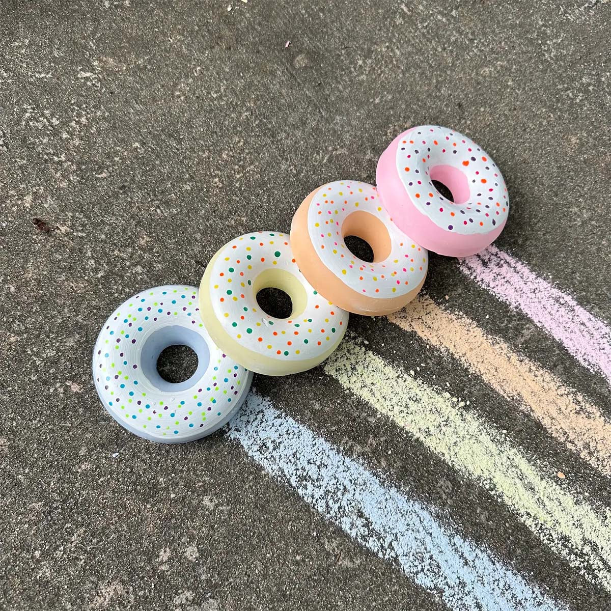 Stoepkrijten is dubbel zo leuk met deze stoepkrijt sprinkle donut yellow van het merk TWEE. Dit stoepkrijt is niet zomaar een krijtje, maar heeft de vorm van een heerlijke donut! Je zal er bijna trek in krijgen! Dit stoepkrijt heeft de vorm van een donut en heeft een mooie gele kleur mét gekleurde spikkels. VanZus