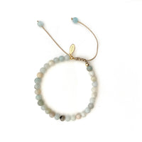 Hoe lief is dit? De me and mom armbanden set in de variant amazonite kan je deze met je kleintje! In deze lieve set zitten twee armbandjes. Met 24-karaats vergulde koperen onderdelen zijn het unieke armbanden, een symbool van jullie onvoorwaardelijke liefde en bijzondere band. VanZus