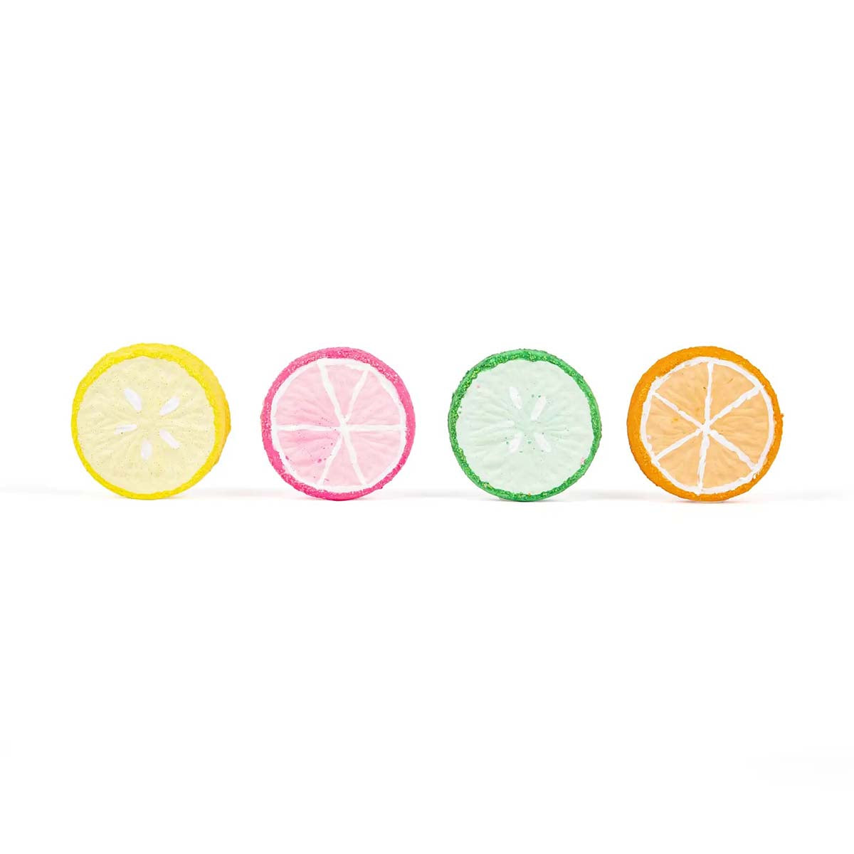 Stoepkrijten is dubbel zo leuk met deze stoepkrijt citrus slices van het merk TWEE. Deze set bestaat uit 4 stoepkrijten in de vorm van een citroenschijf en elke schijf ziet er ook nog eens supervrolijk uit! Deze stoepkrijtset is geel, groen, roze en oranje. VanZus