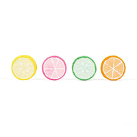 Stoepkrijten is dubbel zo leuk met deze stoepkrijt citrus slices van het merk TWEE. Deze set bestaat uit 4 stoepkrijten in de vorm van een citroenschijf en elke schijf ziet er ook nog eens supervrolijk uit! Deze stoepkrijtset is geel, groen, roze en oranje. VanZus
