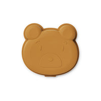 De Liewood amory cakevorm dino mr bear golden caramel is het perfecte cadeau voor alle kleine bakkers! Is jouw kindje dol op bakken? Deze cakevorm zorgt sowieso voor een geweldig eindresultaat. VanZus.