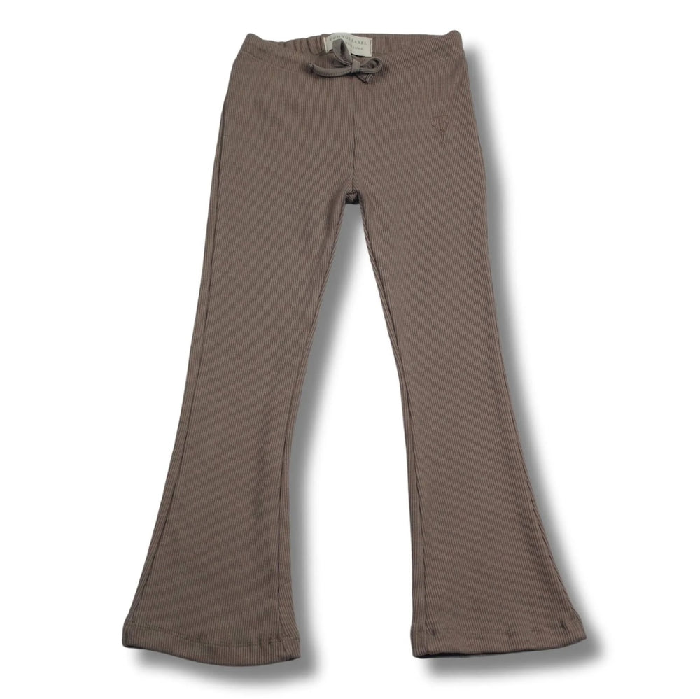 De Two You Label lilly straight legging in de kleur taupe kan niet ontbreken in de kledingkast van je dochter. Deze comfortabele legging heeft een nauwsluitende pasvorm met wijde pijpen en is gemaakt van een zachte en rekbare stof die je kleintje alle bewegingsvrijheid biedt. VanZus