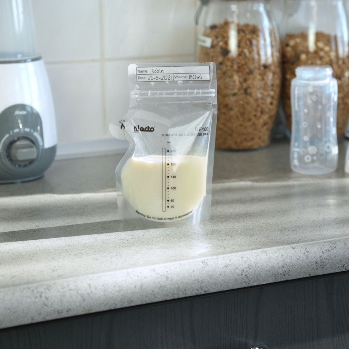 Bewaar gekolfde moedermelk met de moedermelk bewaarzakjes BF100 van Alecto. In elk zakje kan 220ml melk, ze zijn voorgesteriliseerd, hebben een schrijfvlak voor naam en datum en zijn geschikt voor in de vriezer. VanZus