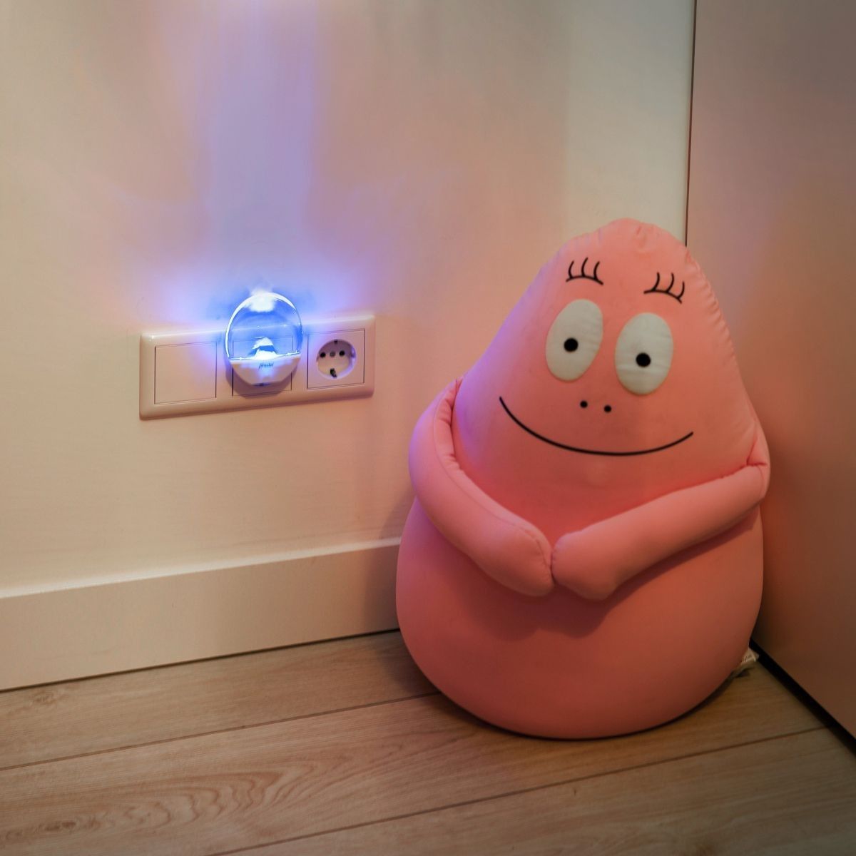 Verlicht de baby- of kinderkamer subtiel met het nachtlampje LED ANV van Alecto. Een energiezuinig lampje met lange levensduur. Wit lampje met blauwe verlichting. Ook bijvoorbeeld handig in de gang. VanZus