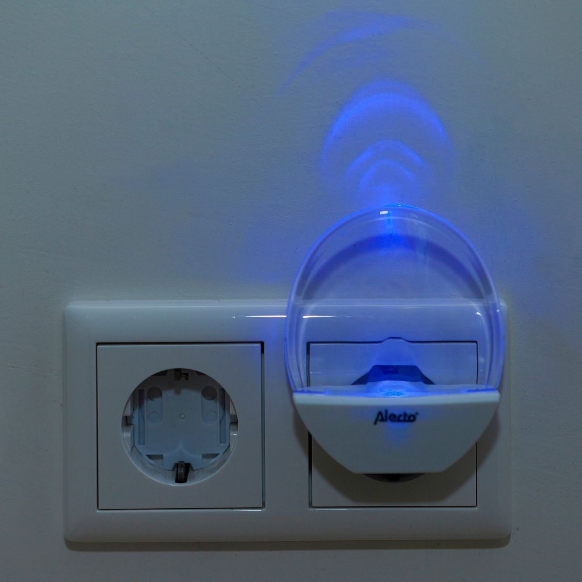 Verlicht de baby- of kinderkamer subtiel met het nachtlampje LED ANV van Alecto. Een energiezuinig lampje met lange levensduur. Wit lampje met blauwe verlichting. Ook bijvoorbeeld handig in de gang. VanZus