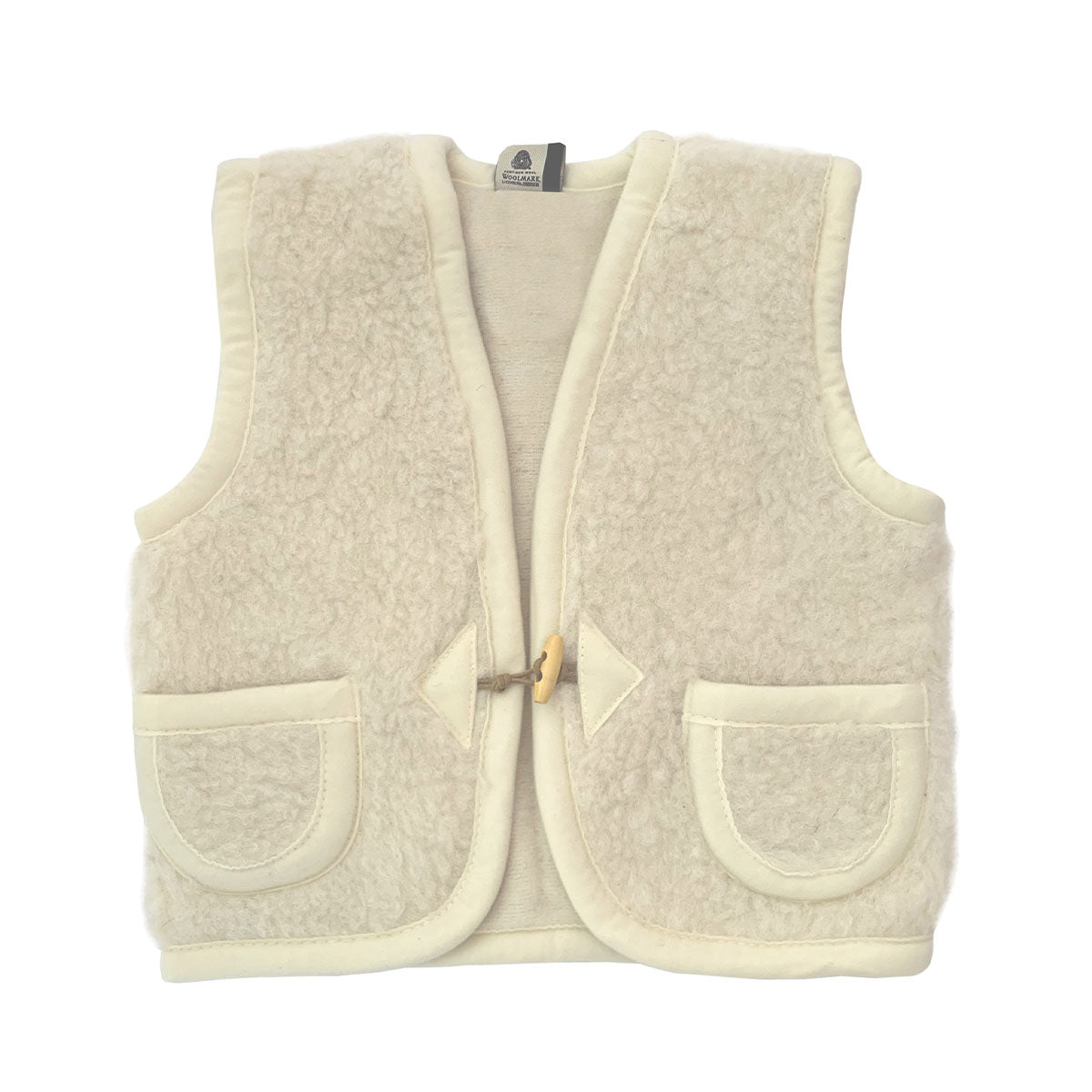 Stijl de look van jouw mini af met de zachte en warme bodywarmer junior van Alwero. Gemaakt van 100% wol in de kleur naturel. Met twee steekzakjes en een hippe houtje-touwtje sluiting. In diverse maten en kleuren. VanZus