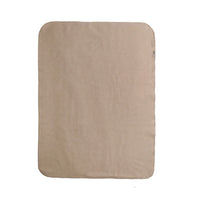 Een zachte en stijlvolle deken van merinowol in de kleur beige van het merk Alwero. Gemaakt van merinowol dat zorgt voor comfort, warmte en ventilatie. Zo heeft je kindje het nooit te warm. Afmeting 100x140 cm. VanZus