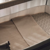 Een zachte en stijlvolle deken van merinowol in de kleur beige van het merk Alwero. Gemaakt van merinowol dat zorgt voor comfort, warmte en ventilatie. Zo heeft je kindje het nooit te warm. Afmeting 100x140 cm. VanZus