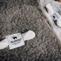 Houd je kindje of jezelf lekker warm met deze heerlijke modern deken in bark 100 x 150 cm van het merk Alwero. Deze heerlijke deken geeft je extra warmte tijdens het slapen als het koud is, en is heerlijk om mee op de bank te kruipen. VanZus