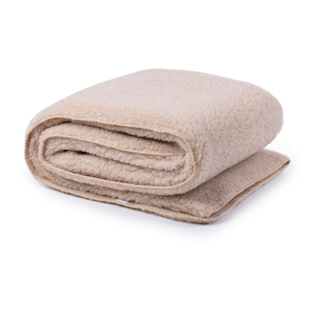 Houd je kindje of jezelf lekker warm met deze heerlijke modern deken in beige 100 x 150 cm van het merk Alwero. Deze heerlijke deken geeft je extra warmte tijdens het slapen als het koud is, en is heerlijk om mee op de bank te kruipen. VanZus