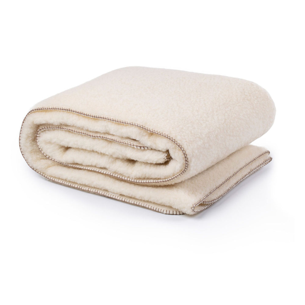 Houd je kindje of jezelf lekker warm met deze heerlijke modern deken in naturel 100 x 150 cm van het merk Alwero. Deze heerlijke deken geeft je extra warmte tijdens het slapen als het koud is, en is heerlijk om mee op de bank te kruipen. VanZus