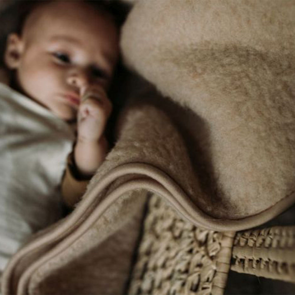 Houd je kindje of jezelf lekker warm met deze heerlijke thumbled deken in beige 100 x 140 cm van het merk Alwero. Deze heerlijke deken geeft je extra warmte tijdens het slapen als het koud is, en is heerlijk om mee op de bank te kruipen. VanZus