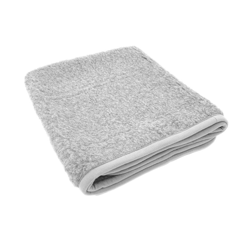 Houd je kindje of jezelf lekker warm met deze heerlijke thumbled deken in lichtgrijs 100 x 140 cm van het merk Alwero. Deze heerlijke deken geeft je extra warmte tijdens het slapen als het koud is, en is heerlijk om mee op de bank te kruipen. VanZus