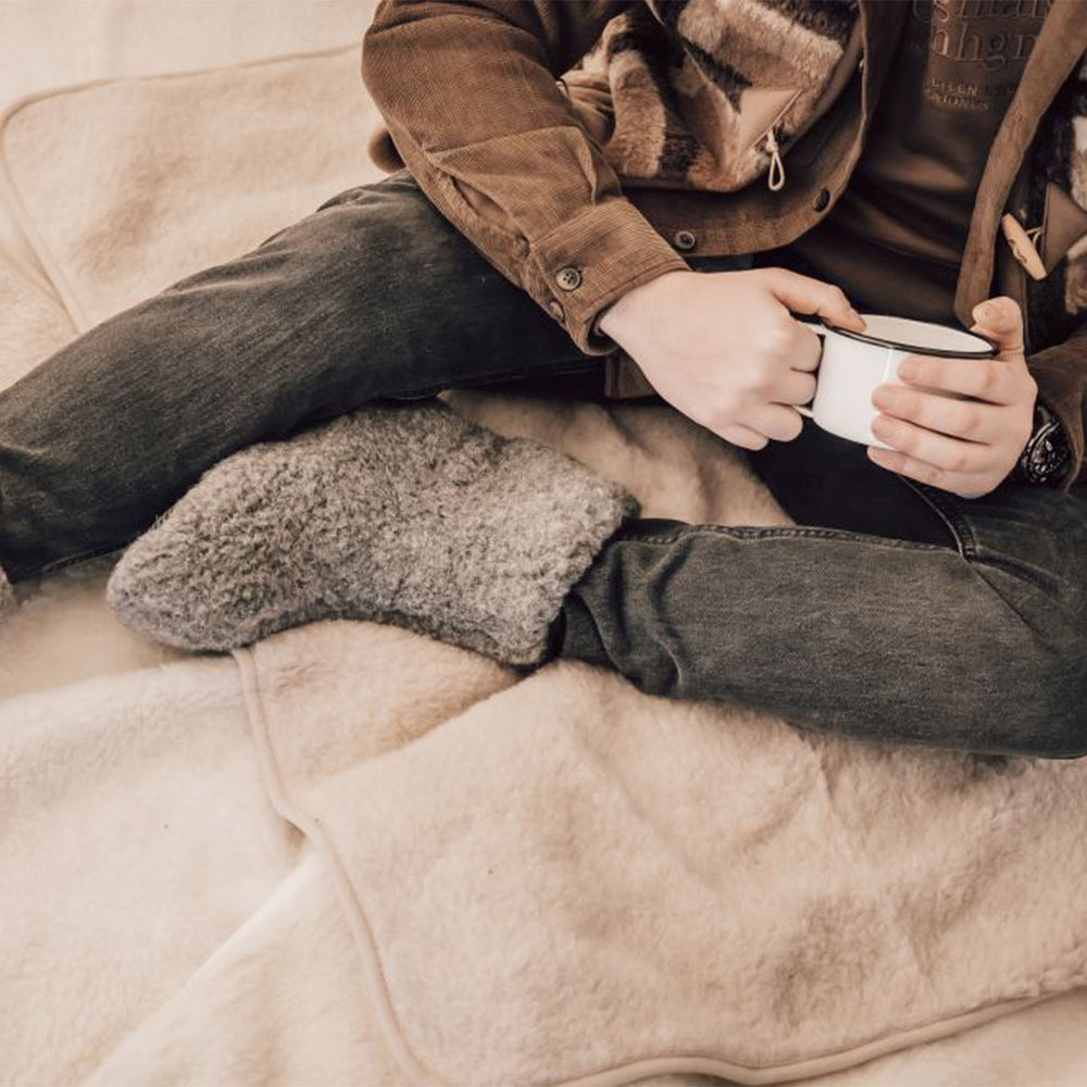 Houd je kindje of jezelf lekker warm met deze heerlijke thumbled deken in beige 140 x 200 cm van het merk Alwero. Deze heerlijke deken geeft je extra warmte tijdens het slapen als het koud is, en is heerlijk om mee op de bank te kruipen. VanZus
