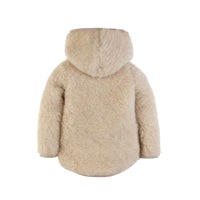 De Alwero mody jas beige is een perfect tussenjasje. Deze jas is gemaakt van 100% wol en daardoor heerlijk warm en zacht. Perfect voor in de herfst of lente, of op warmere winterdagen met een dikke trui eronder. VanZus