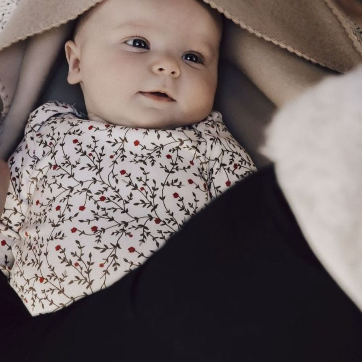 Zacht, warm en stijlvol: de omslagdoek virgin in de kleur beige. De wikkeldoek is gemaakt van merinowol en zorgt voor een comfortabel gevoel. Afmeting 80x80 cm. VanZus