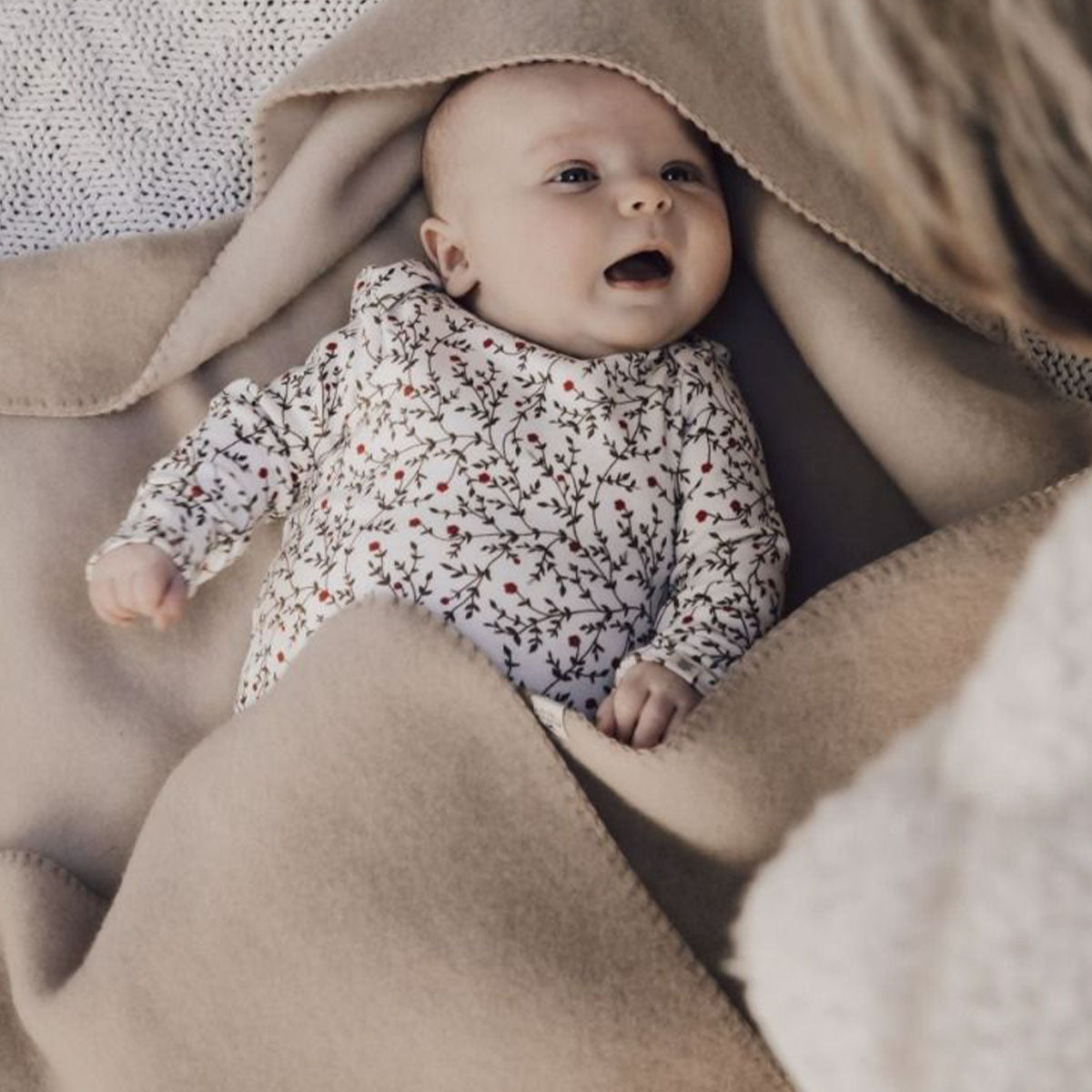 Zacht, warm en stijlvol: de omslagdoek virgin in de kleur beige. De wikkeldoek is gemaakt van merinowol en zorgt voor een comfortabel gevoel. Afmeting 80x80 cm. VanZus