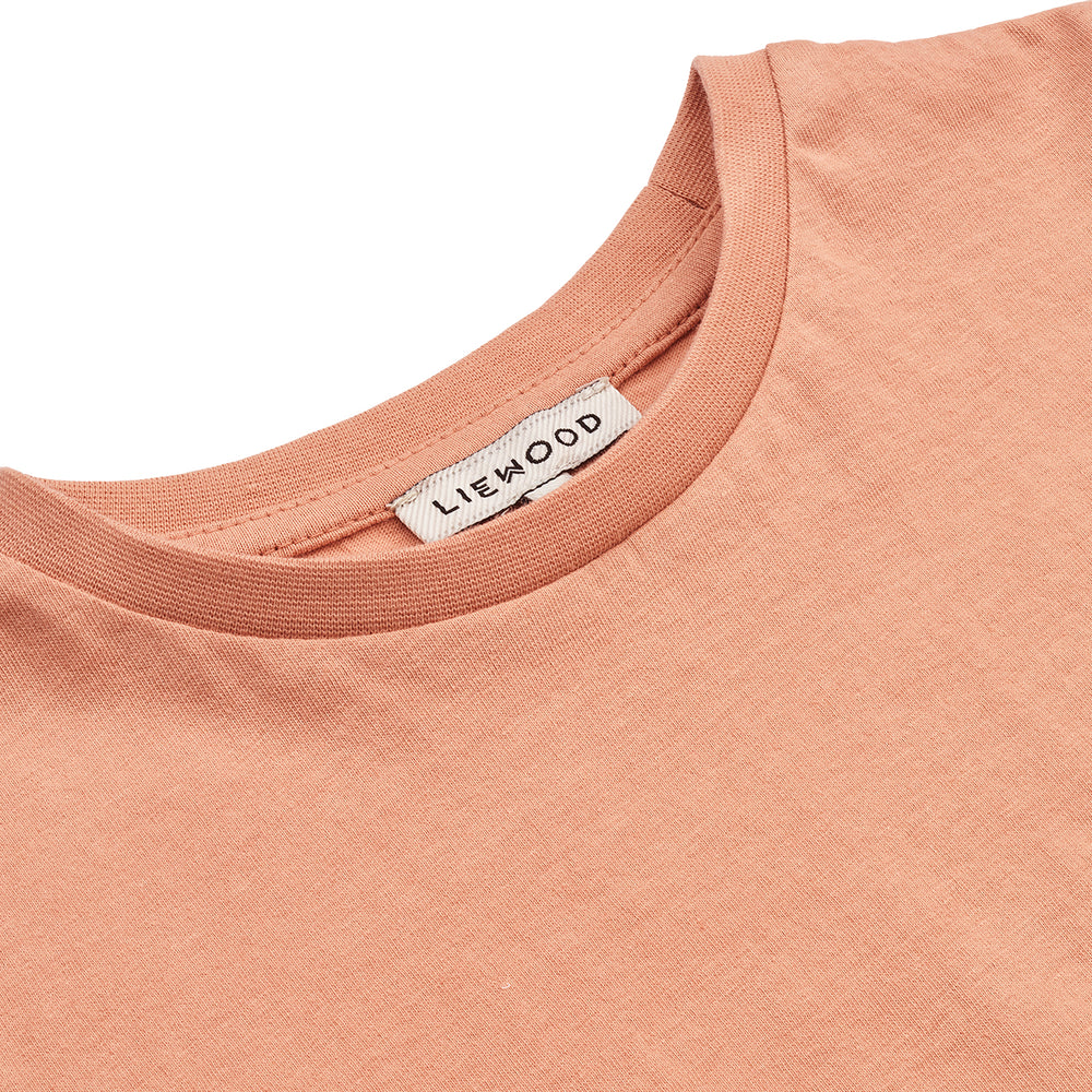 Met het Liewood apia t-shirt lange mouw peach/tuscany rose in je kast is je kleintje klaar voor het najaar! Dit zachte shirt met lange mouwen is gemaakt van 100% biologisch katoen.  De longsleeve heeft een leuke print en is verkrijgbaar in diverse varianten. VanZus.