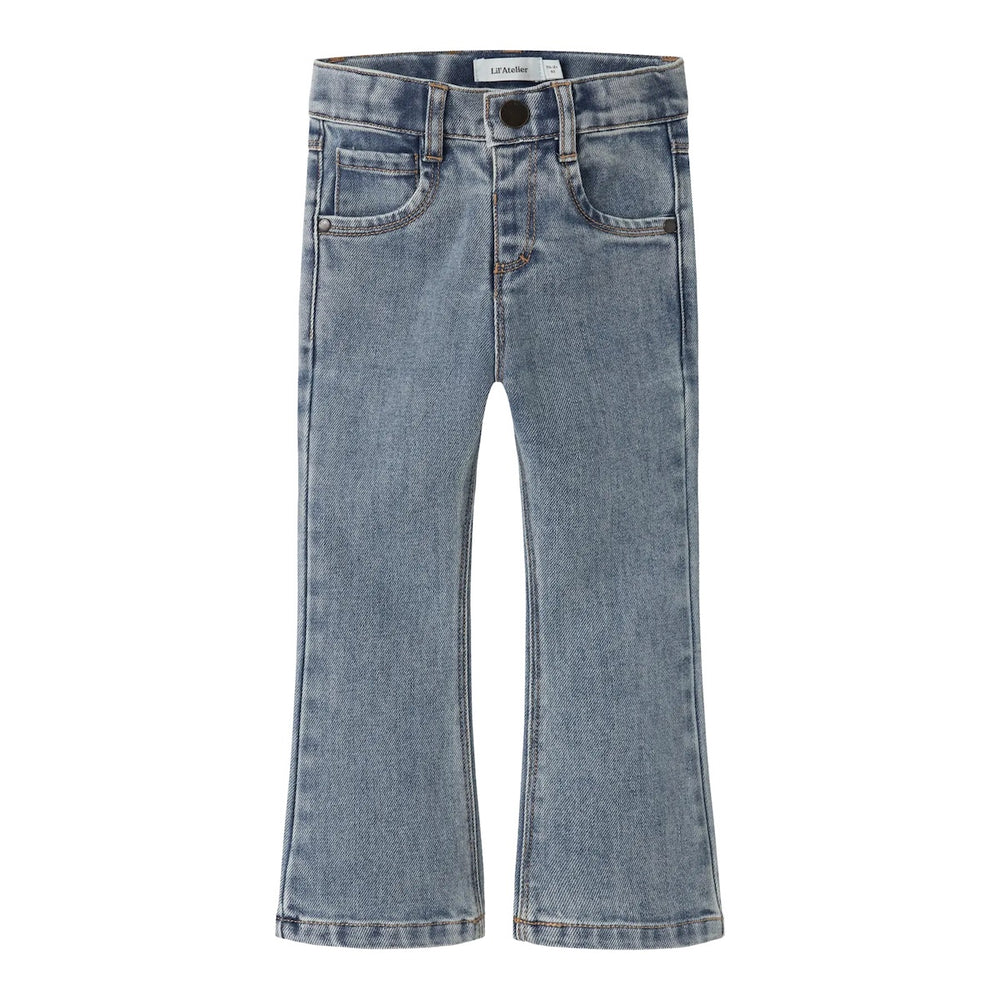Hoe schattig is deze salli slim bootcut jeans in de kleur medium blue denim van het merk Lil' Atelier! Deze broek is de ideale jeans voor hippe outfits! Combineer deze schattige broek bijvoorbeeld met een lekkere warme trui of een flowy top. VanZus