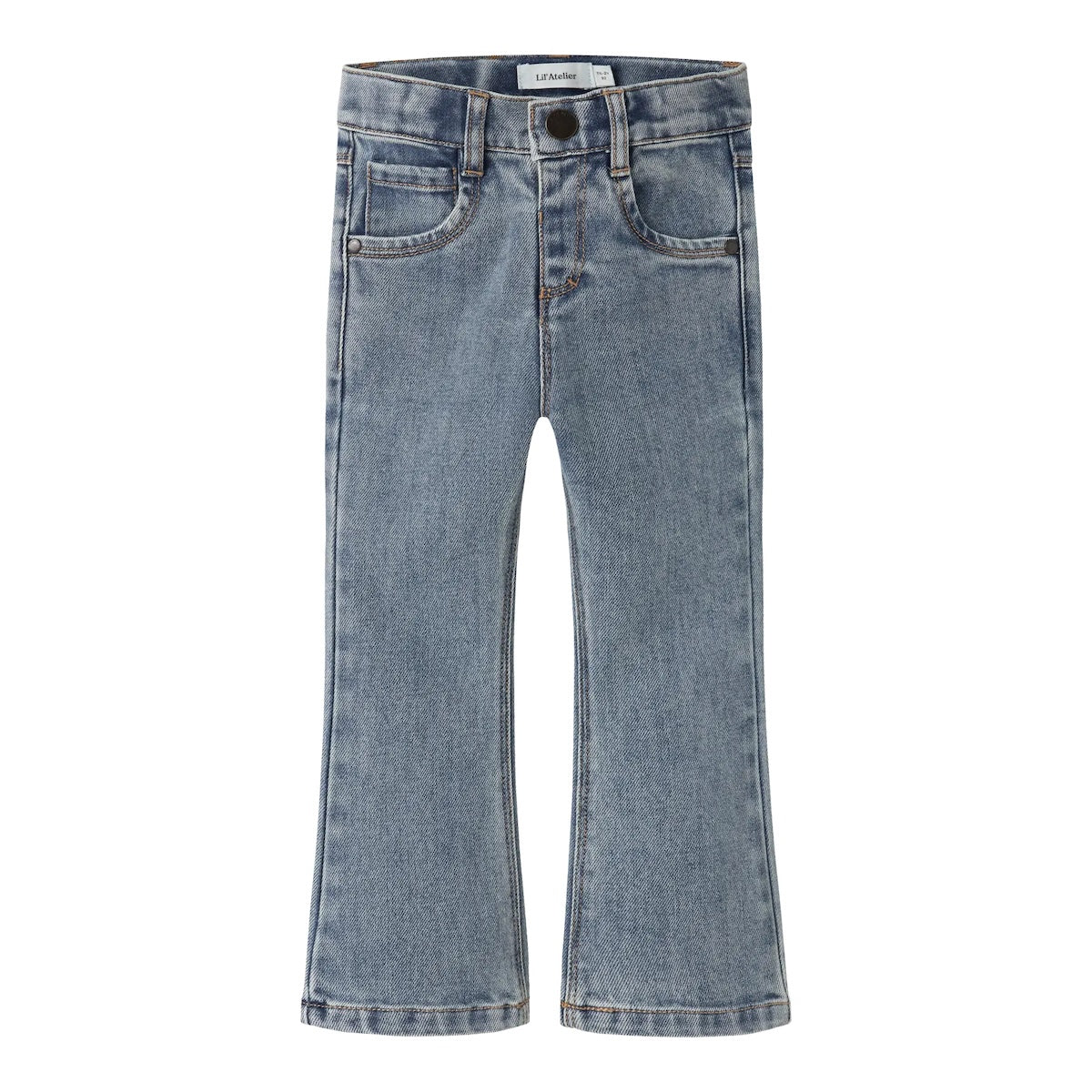 Hoe schattig is deze salli slim bootcut jeans in de kleur medium blue denim van het merk Lil' Atelier! Deze broek is de ideale jeans voor hippe outfits! Combineer deze schattige broek bijvoorbeeld met een lekkere warme trui of een flowy top. VanZus