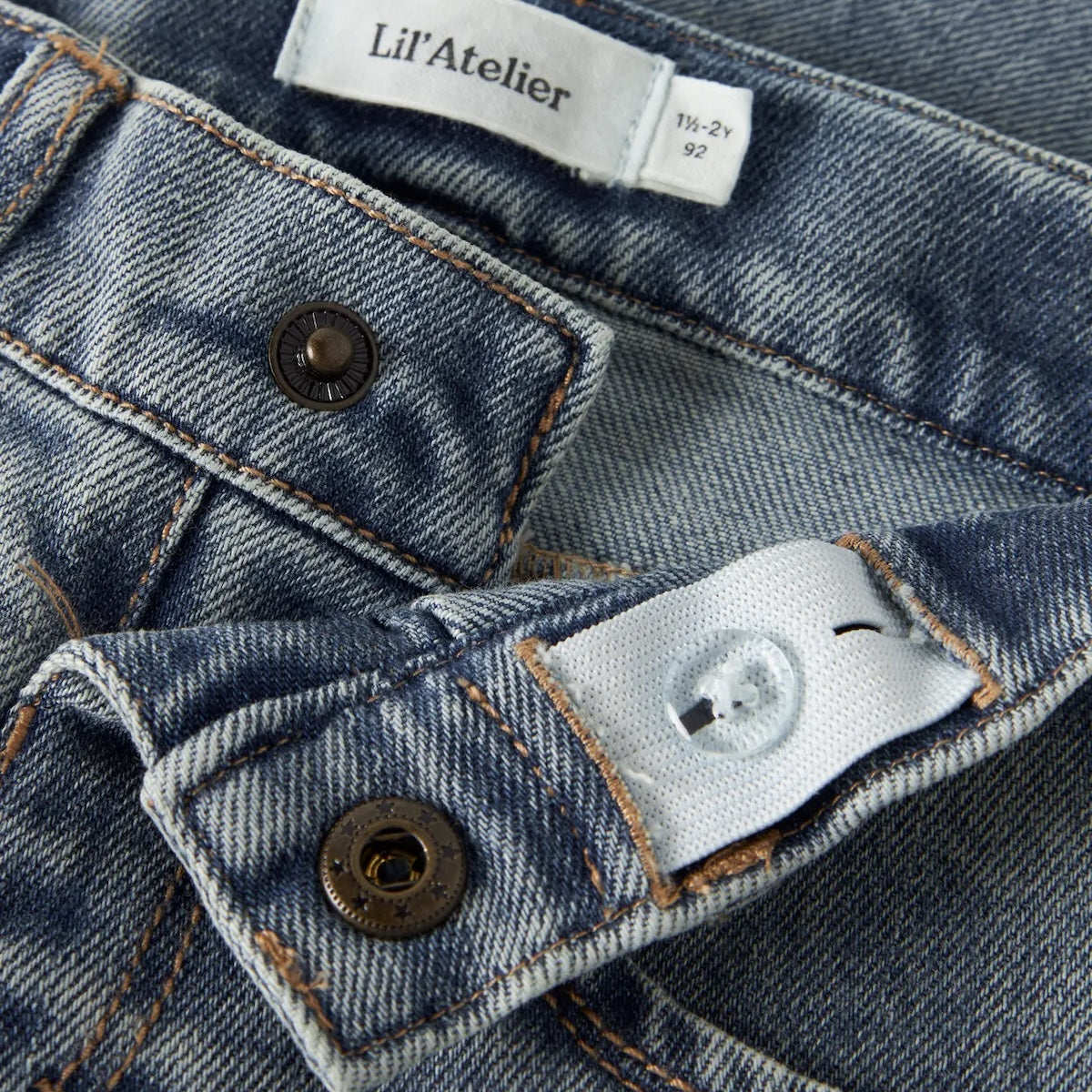 Hoe schattig is deze salli slim bootcut jeans in de kleur medium blue denim van het merk Lil' Atelier! Deze broek is de ideale jeans voor hippe outfits! Combineer deze schattige broek bijvoorbeeld met een lekkere warme trui of een flowy top. VanZus
