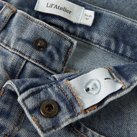 Hoe schattig is deze salli slim bootcut jeans in de kleur medium blue denim van het merk Lil' Atelier! Deze broek is de ideale jeans voor hippe outfits! Combineer deze schattige broek bijvoorbeeld met een lekkere warme trui of een flowy top. VanZus