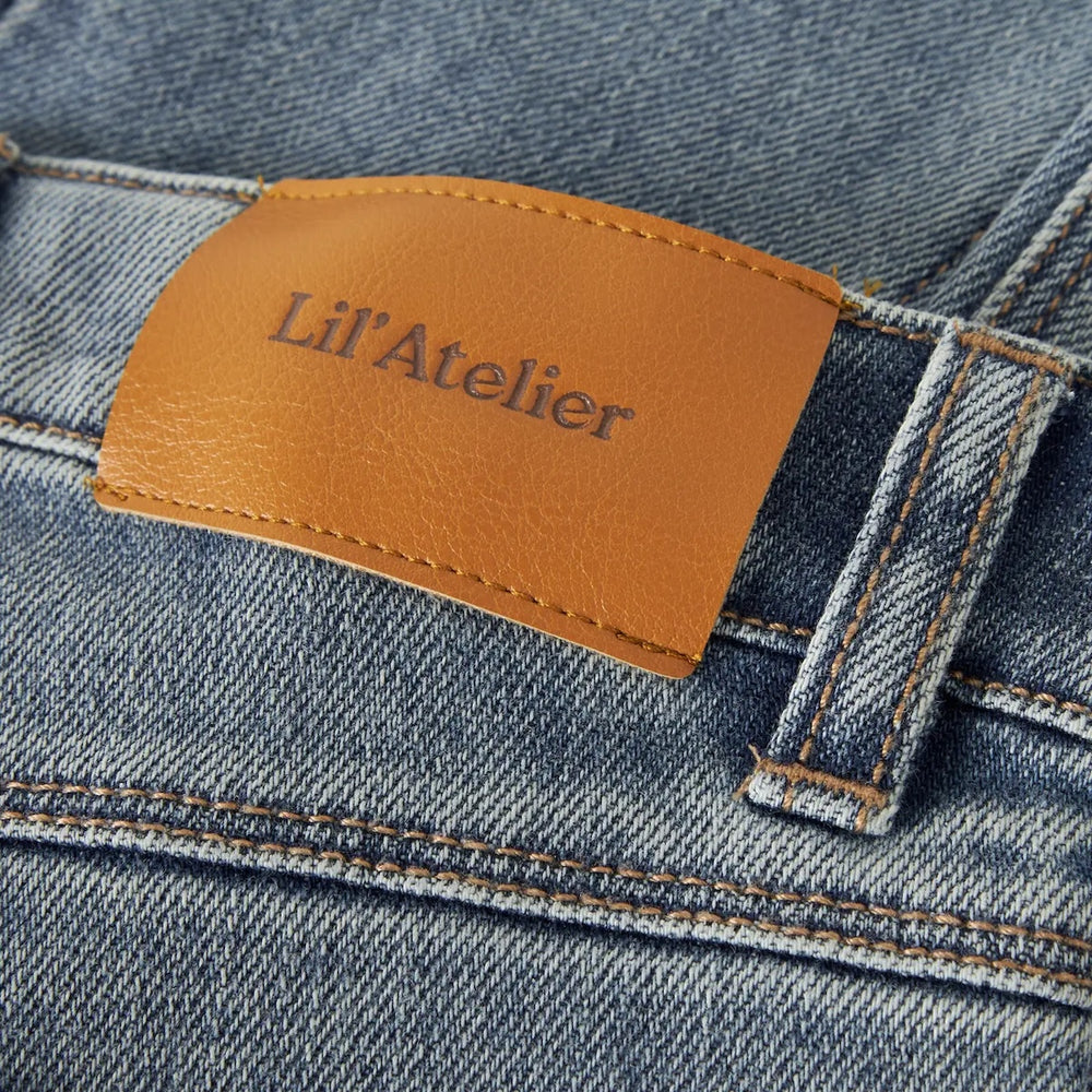 Hoe schattig is deze salli slim bootcut jeans in de kleur medium blue denim van het merk Lil' Atelier! Deze broek is de ideale jeans voor hippe outfits! Combineer deze schattige broek bijvoorbeeld met een lekkere warme trui of een flowy top. VanZus