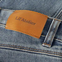 Hoe schattig is deze salli slim bootcut jeans in de kleur medium blue denim van het merk Lil' Atelier! Deze broek is de ideale jeans voor hippe outfits! Combineer deze schattige broek bijvoorbeeld met een lekkere warme trui of een flowy top. VanZus