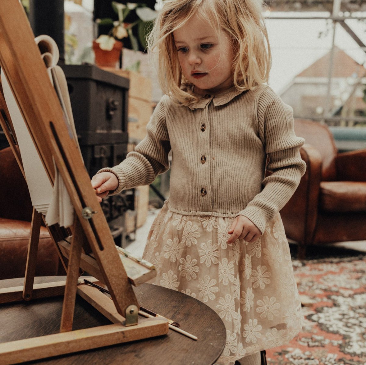 De Baje Studio mila rok in de kleur peanut is een prachtige rok met hele mooie details. In deze mooie rok steelt jouw kindje vast en zeker de show op het schoolplein of op een feestje! VanZus.