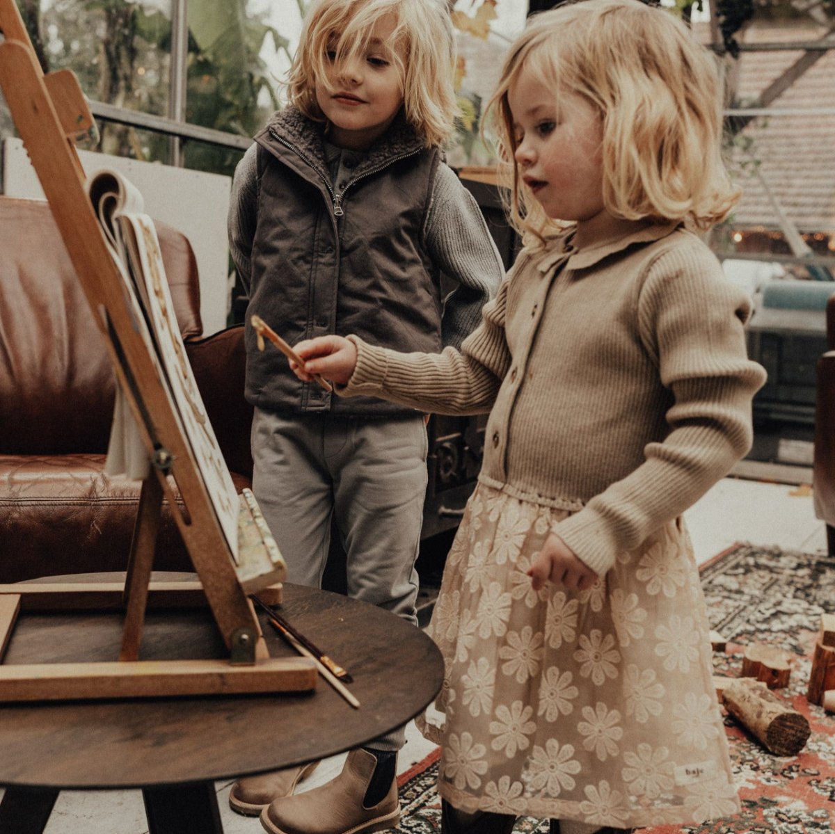 De Baje Studio mila rok in de kleur peanut is een prachtige rok met hele mooie details. In deze mooie rok steelt jouw kindje vast en zeker de show op het schoolplein of op een feestje! VanZus.