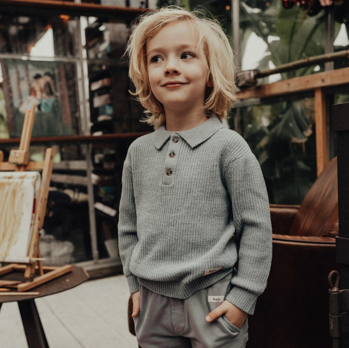 De Baje Studio neas trui in de kleur greyish blue is zowel comfortabel als stylish. Deze trui heeft een leuk model en een prachtige zachte kleur. Dit maakt hem een leuke toevoeging aan de garderobe van je kindje. VanZus.