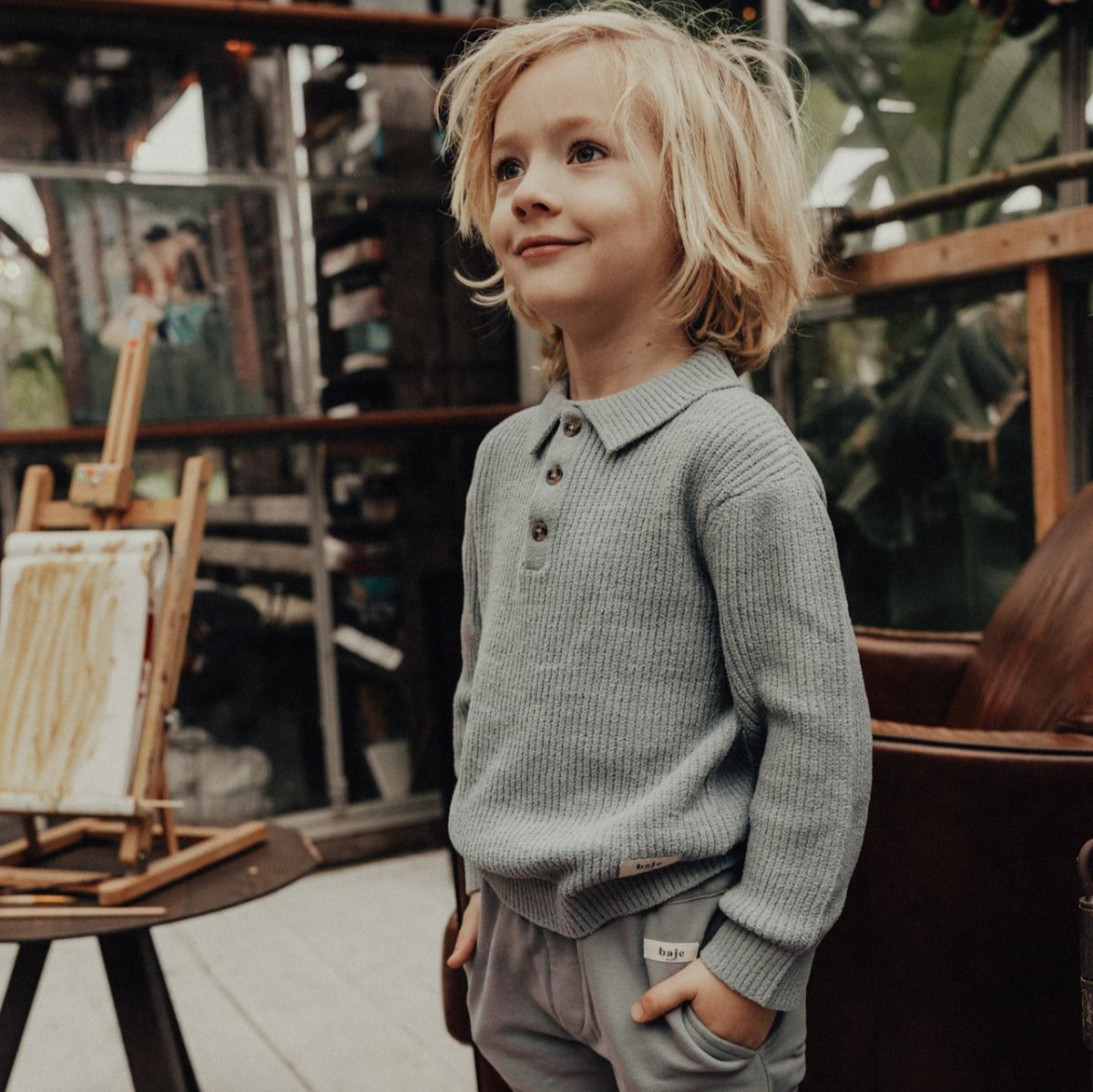 De Baje Studio neas trui in de kleur greyish blue is zowel comfortabel als stylish. Deze trui heeft een leuk model en een prachtige zachte kleur. Dit maakt hem een leuke toevoeging aan de garderobe van je kindje. VanZus.