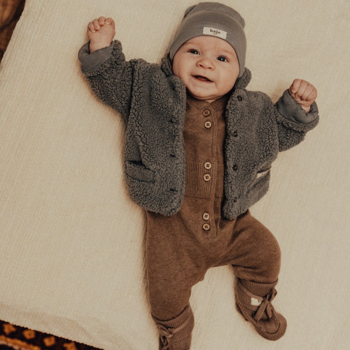 De Baje Studio heather newborn teddy jas in de kleur greyish blue is ontworpen om je kleintje lekker warm te houden tijdens de koude dagen. De jas is niet alleen heerlijk warm maar ook super schattig. VanZus.