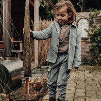 Op zoek naar een stoere jas voor je zoontje? Baje Studio chaldon jas greyish blue is de perfecte keuze! Dit toffe jack heeft mooie details en een prachtige grijs/blauwe kleur. VanZus.